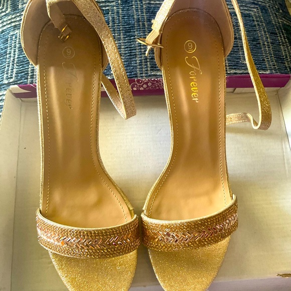 Sandals - Picture 1 of 5